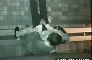 XXX Cagna gambe piegate su una film porno italiani interi gratis coperta viola e ragazzo fisting gamba nell'ano del suo