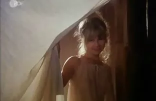 XXX Donna italiana spogliarsi e mostrare i raggi di latte in reggiseno video italiani gratis hard