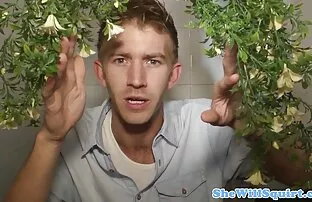XXX Porta il marito a un gruppo gangbang e inizia video porno gratis italiane con un pompino
