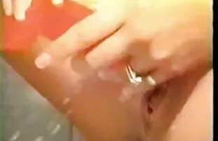 XXX Un porno free amatoriale italiano pompato tizio sul pavimento la sorella è una bruna in calze grigie